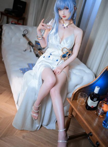 女大学生特殊的精油按摩