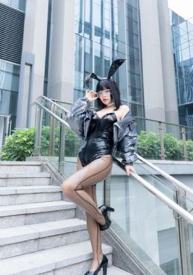 女人脱了内裤趴开腿让男躁动态图