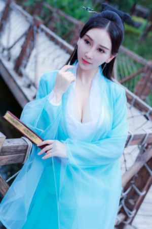 被迫成为女同学的脚奴袜奴