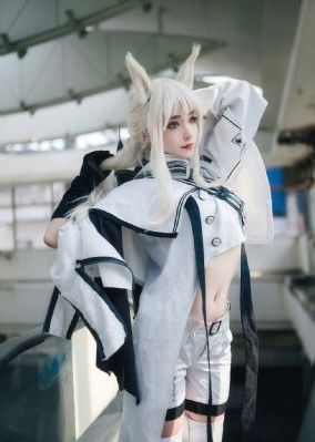 含着她两个硕大的乳峰视频